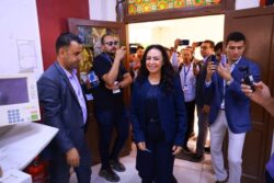 وزيرة التضامن تدلى بصوتها فى إنتخابات مجلس النواب. وزيرة التضامن تدلى بصوتها فى إنتخابات مجلس النواب. أدلت الدكتورة مايا مرسي وزيرة التضامن الإجتماعي بصوتها فى انتخابات مجلس النواب 2025 التي إنطلقت مرحلتها الأولي صباح اليوم في 14 محافظة، حيث أدلت بصوتها بمقر اللجنة الفرعية المنعقدة فى مدرسة بدر الإعدادية بنين بمنطقة الدقي محافظة الجيزة. ودعت وزيرة التضامن الاجتماعي جميع الناخبين من الشباب والمرأة وكبار السن وذوي الإعاقة إلى ممارسة حقهم الدستوري في اختيار ممثليهم بمجلس النواب القادم، خاصة أن المشاركة في العملية الانتخابية واجب وطني وحق كفله الدستور المصري لجميع أبناء الشعب الذين لهم حق التصويت. ووجهت الدكتورة مايا مرسي الشكر لأعضاء اللجنة الانتخابية والقضاة والهيئة الوطنية للانتخابات ووزارة الداخلية لما يبذلونه من جهد كبير فى العملية الانتخابية وتأمينها. كما وجهت وزيرة التضامن الاجتماعي الشكر للمواطنين الذين شاركوا في العملية الانتخابية، مؤكدة أن ذلك يدل على وعي وثقة في الدولة المصرية ومؤسساتها، وتجسيد لإرادة شعب اختار أن يكون شريكا فاعلا في بناء مستقبل وطنه. وزيرة التضامن تدلى بصوتها فى إنتخابات مجلس النواب. 