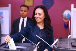 وزيرة التضامن تدلى بصوتها فى إنتخابات مجلس النواب. وزيرة التضامن تدلى بصوتها فى إنتخابات مجلس النواب. أدلت الدكتورة مايا مرسي وزيرة التضامن الإجتماعي بصوتها فى انتخابات مجلس النواب 2025 التي إنطلقت مرحلتها الأولي صباح اليوم في 14 محافظة، حيث أدلت بصوتها بمقر اللجنة الفرعية المنعقدة فى مدرسة بدر الإعدادية بنين بمنطقة الدقي محافظة الجيزة. ودعت وزيرة التضامن الاجتماعي جميع الناخبين من الشباب والمرأة وكبار السن وذوي الإعاقة إلى ممارسة حقهم الدستوري في اختيار ممثليهم بمجلس النواب القادم، خاصة أن المشاركة في العملية الانتخابية واجب وطني وحق كفله الدستور المصري لجميع أبناء الشعب الذين لهم حق التصويت. ووجهت الدكتورة مايا مرسي الشكر لأعضاء اللجنة الانتخابية والقضاة والهيئة الوطنية للانتخابات ووزارة الداخلية لما يبذلونه من جهد كبير فى العملية الانتخابية وتأمينها. كما وجهت وزيرة التضامن الاجتماعي الشكر للمواطنين الذين شاركوا في العملية الانتخابية، مؤكدة أن ذلك يدل على وعي وثقة في الدولة المصرية ومؤسساتها، وتجسيد لإرادة شعب اختار أن يكون شريكا فاعلا في بناء مستقبل وطنه. وزيرة التضامن تدلى بصوتها فى إنتخابات مجلس النواب. 