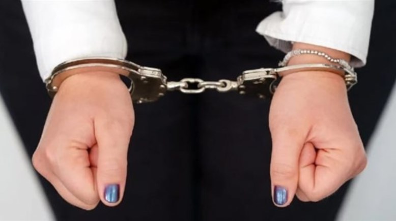 القبض على مسؤولة بمكتب وكيل وزارة الإسكان بالقاهرة. القبض على مسؤولة بمكتب وكيل وزارة الإسكان بالقاهرة. تمكنت الأجهزة الأمنية بمديرية أمن القاهرة من ضبط مسؤولة بمكتب وكيل وزارة الإسكان بالقاهرة وشخصين آخرين بسبب مخالفات مالية وجار اتخاذ الإجراءات القانونية معهم مخالفات مالية بمكتب وكيل وزارة الإسكان بالقاهرة رصدت معلومات وتحريات الأجهزة الأمنية بمديرية أمن القاهرة قيام مسؤولة بمكتب وكيل وزارة الإسكان بالقاهرة وشخصين آخرين، بارتكاب مخالفات مالية بالمكتب وبعد التأكد من صحة المعلومات بالتنسيق مع الأجهزة الأمنية وعقب تقنين الإجراءات أُلقى القبض على المتهمين وتم اتخاذ كافة الإجراءات القانونية اللازمة حيال الواقعة وتم تحرير محضر وتولت جهات التحقيق مباشرة التحقيقات مع المتهمين. القبض على مسؤولة بمكتب وكيل وزارة الإسكان بالقاهرة.