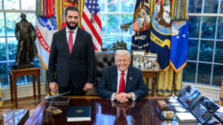 صورة لقاء ترامب والشرع تشعل الجدل على وسائل التواصل. 