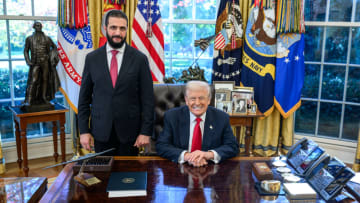 صورة لقاء ترامب والشرع تشعل الجدل على وسائل التواصل.