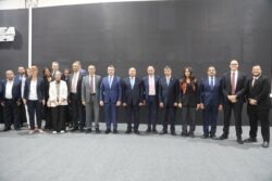 نائب رئيس التنمية الصناعية وزير الصناعة يشهد توقيع عقد وتشغيل شبكة القطار الكهربائى