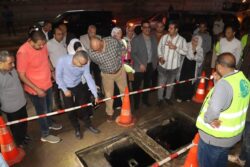 محافظ القليوبية يشهد تجربة محاكاة لتصريف الأمطار استعدادًا لموسم الشتاء. 