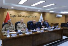 نائب محافظ الجيزة ومسئولي الهيئة الهندسية يبحثون معوقات قانون التصالح.   