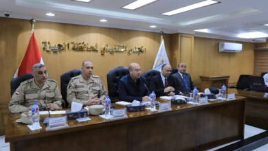 نائب محافظ الجيزة ومسئولي الهيئة الهندسية يبحثون معوقات قانون التصالح.