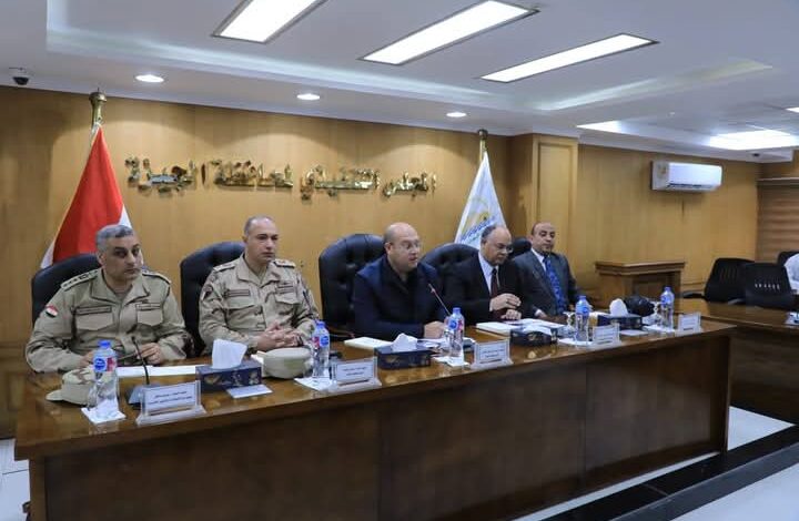 نائب محافظ الجيزة ومسئولي الهيئة الهندسية يبحثون معوقات قانون التصالح.