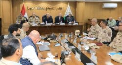 نائب محافظ الجيزة ومسئولي الهيئة الهندسية يبحثون معوقات قانون التصالح.