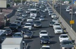 كثافات مرورية في شوارع القاهرة والجيزة وتواجد أمني لتسيير حركة سير السيارات