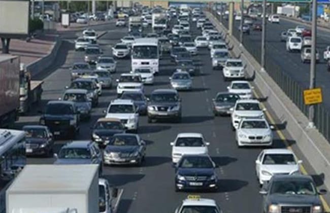 كثافات مرورية في شوارع القاهرة والجيزة وتواجد أمني لتسيير حركة سير السيارات