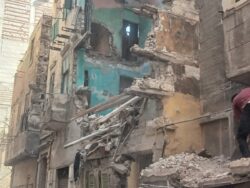 إنهيار عقار قديم مكون من 4 طوابق باللبان بالإسكندرية