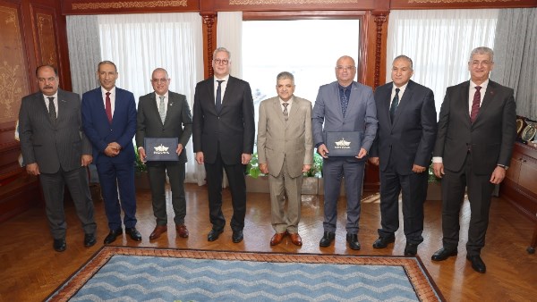  قناة السويس والبترول توقعان مذكرة لإنشاء محطة إسالة وتموين الغاز الطبيعي المسال في بورسعيد