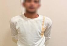 إلقاء زجاجة حارقة داخل لجنة انتخابية بنبروة.. الأمن يوضح التفاصيل. إلقاء زجاجة حارقة داخل لجنة انتخابية بنبروة.. الأمن يوضح التفاصيل. كشفت أجهزة الأمن بوزارة الداخلية ملابسات مقطع فيديو متداول على مواقع التواصل الاجتماعي يظهر خلاله شخص يلقي زجاجة تحتوي على مادة مشتعلة داخل أماكن الانتظار بمقر إحدى اللجان الانتخابية بدائرة مركز نبروة بمحافظة الدقهلية تمكنت القوات من تحديد هوية المتهم وضبطه وتبين أنه يقيم بدائرة المركز ويعاني من اضطرابات نفسية معروفة بين أهالي المنطقة أفاد أهلية المتهم بأنه يعاني من أمراض نفسية وسبق حجزه بأحد المستشفيات المتخصصة وقدموا مستندات تؤكد حالته الصحية تم اتخاذ الإجراءات القانونية اللازمة حيال الواقعة. إلقاء زجاجة حارقة داخل لجنة انتخابية بنبروة.. الأمن يوضح التفاصيل.