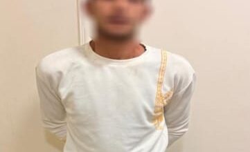 إلقاء زجاجة حارقة داخل لجنة انتخابية بنبروة.. الأمن يوضح التفاصيل. إلقاء زجاجة حارقة داخل لجنة انتخابية بنبروة.. الأمن يوضح التفاصيل. كشفت أجهزة الأمن بوزارة الداخلية ملابسات مقطع فيديو متداول على مواقع التواصل الاجتماعي يظهر خلاله شخص يلقي زجاجة تحتوي على مادة مشتعلة داخل أماكن الانتظار بمقر إحدى اللجان الانتخابية بدائرة مركز نبروة بمحافظة الدقهلية تمكنت القوات من تحديد هوية المتهم وضبطه وتبين أنه يقيم بدائرة المركز ويعاني من اضطرابات نفسية معروفة بين أهالي المنطقة أفاد أهلية المتهم بأنه يعاني من أمراض نفسية وسبق حجزه بأحد المستشفيات المتخصصة وقدموا مستندات تؤكد حالته الصحية تم اتخاذ الإجراءات القانونية اللازمة حيال الواقعة. إلقاء زجاجة حارقة داخل لجنة انتخابية بنبروة.. الأمن يوضح التفاصيل.