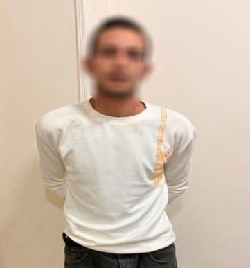 إلقاء زجاجة حارقة داخل لجنة انتخابية بنبروة.. الأمن يوضح التفاصيل. إلقاء زجاجة حارقة داخل لجنة انتخابية بنبروة.. الأمن يوضح التفاصيل. كشفت أجهزة الأمن بوزارة الداخلية ملابسات مقطع فيديو متداول على مواقع التواصل الاجتماعي يظهر خلاله شخص يلقي زجاجة تحتوي على مادة مشتعلة داخل أماكن الانتظار بمقر إحدى اللجان الانتخابية بدائرة مركز نبروة بمحافظة الدقهلية تمكنت القوات من تحديد هوية المتهم وضبطه وتبين أنه يقيم بدائرة المركز ويعاني من اضطرابات نفسية معروفة بين أهالي المنطقة أفاد أهلية المتهم بأنه يعاني من أمراض نفسية وسبق حجزه بأحد المستشفيات المتخصصة وقدموا مستندات تؤكد حالته الصحية تم اتخاذ الإجراءات القانونية اللازمة حيال الواقعة. إلقاء زجاجة حارقة داخل لجنة انتخابية بنبروة.. الأمن يوضح التفاصيل.