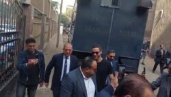 رمضان صبحي يصل المحكمة وشريف إكرامي بجانبه لمساندته في قضية التزوير