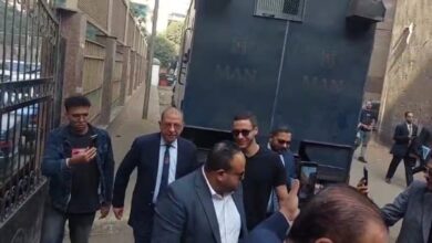 رمضان صبحي يصل المحكمة وشريف إكرامي بجانبه لمساندته في قضية التزوير