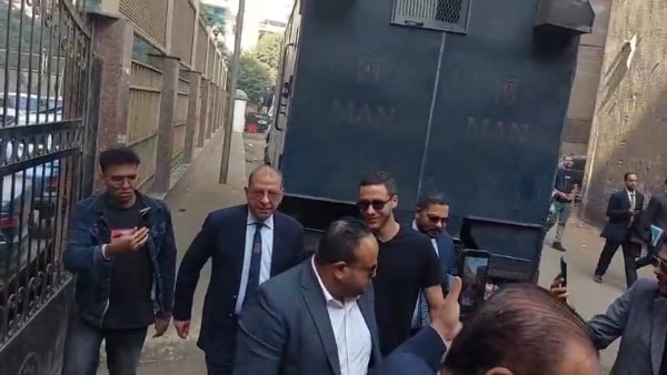 رمضان صبحي يصل المحكمة وشريف إكرامي بجانبه لمساندته في قضية التزوير