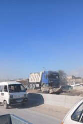 انقلاب سيارة نقل يسبب تكدس مروري على الإسكندرية الصحراوي