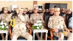 الرئيس السيسي يحيي رجال الدفاع الجوي