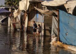 أهل غزه يواجهون الشتاء بلا غطاء والخيام تتحول إلي برك من الطين.