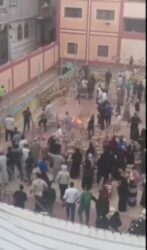 إلقاء زجاجة حارقة داخل لجنة انتخابية بنبروة.. الأمن يوضح التفاصيل.
إلقاء زجاجة حارقة داخل لجنة انتخابية بنبروة.. الأمن يوضح التفاصيل.
كشفت أجهزة الأمن بوزارة الداخلية ملابسات مقطع فيديو متداول على مواقع التواصل الاجتماعي يظهر خلاله شخص يلقي زجاجة تحتوي على مادة مشتعلة داخل أماكن الانتظار بمقر إحدى اللجان الانتخابية بدائرة مركز نبروة بمحافظة الدقهلية
تمكنت القوات من تحديد هوية المتهم وضبطه وتبين أنه يقيم بدائرة المركز ويعاني من اضطرابات نفسية معروفة بين أهالي المنطقة
أفاد أهلية المتهم بأنه يعاني من أمراض نفسية وسبق حجزه بأحد المستشفيات المتخصصة وقدموا مستندات تؤكد حالته الصحية
تم اتخاذ الإجراءات القانونية اللازمة حيال الواقعة.
إلقاء زجاجة حارقة داخل لجنة انتخابية بنبروة.. الأمن يوضح التفاصيل.