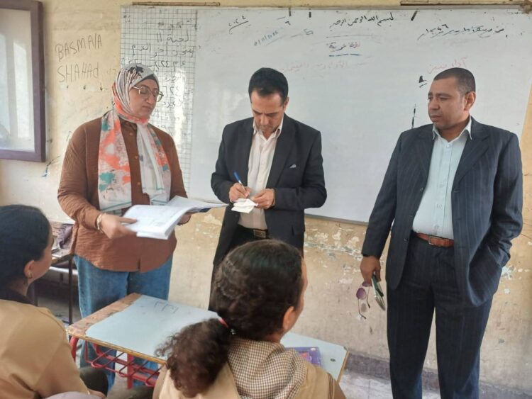 مدير تعليم قليوب يتفقد مجمع أبو بكر الصديق