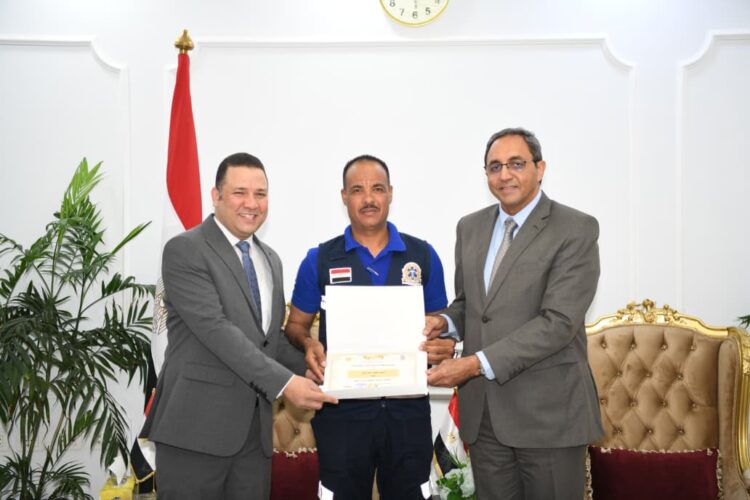 سلوك إنساني يُحتذى به: تكريم مسعف وسائق في قنا لإعادتهما أموالًا وهاتفًا