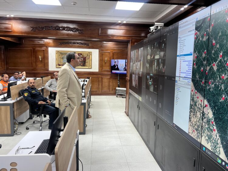 محافظ قنا يتابع عبر الفيديو كونفرانس إغلاق صناديق الاقتراع ويشيد بوعي الناخبين