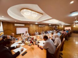 رئيس مياه الجيزة يتابع خطط تشغيل المحطات واستعدادات الشتاء