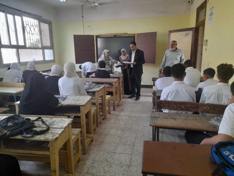 مدير تعليم قليوب يشيد بتميز "ميت حلفا الثانوية" خلال زيارة ميدانية