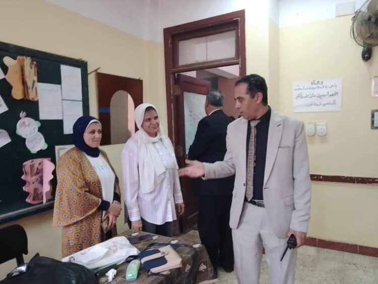 مدير تعليم قليوب يتفقد جاهزية المدارس لاستقبال الانتخابات البرلمانية .
