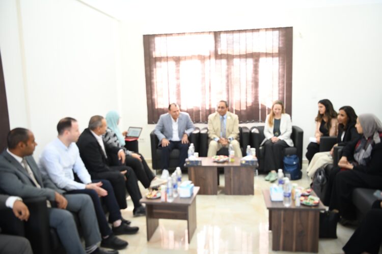 وفد من البنك الدولي يتفقد مشروعات البنية التحتية والتنمية الصناعية بقنا