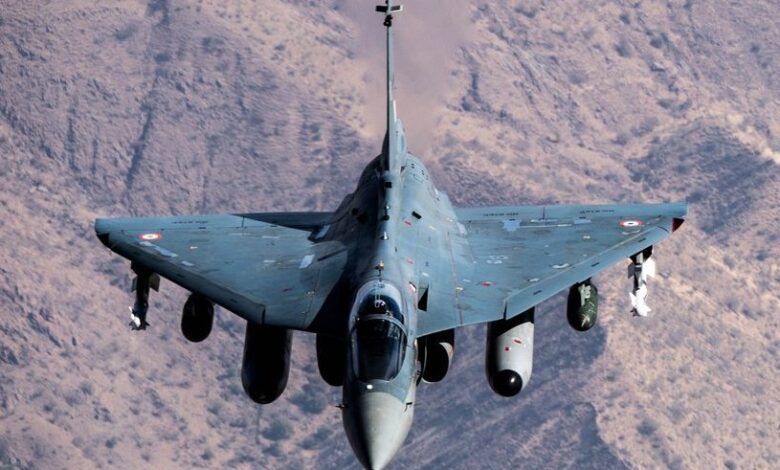 معرض دبي للطيران مقتل طيّار هندي بتحطّم مقاتلة “تيجاس” خلال عرض جوي