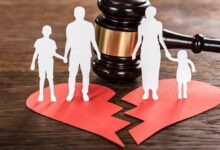 مصر تسجل إرتفاعا قياسيا في حالات الطلاق في خلال عقدين. مصر تسجل إرتفاعا قياسيا في حالات الطلاق في خلال عقدين. كشفت بيانات رسمية للجهاز المركزي للتعبئة العامة والإحصاء في مصر عن ارتفاع مقلق لإحصاءات الزواج والطلاق في البلاد والتي تعكس واقعا اجتماعيا مقلقا في مصر. وأظهرت الاحصائيات الرسمية ارتفاع عدد حالات الطلاق إلى 273,892 حالة خلال عام 2024، بنسبة زيادة قدرها 3.1% مقارنة بعام 2023 الذي سجل 265,606 حالة فقط. في المقابل انخفض عدد عقود الزواج إلى 936,739 عقدا بنسبة 2.5% عن 961,220 عقدا في العام السابق، مما يعكس تحولا جذرياً في ديناميكية الأسر المصرية وسط ضغوط اقتصادية واجتماعية متفاقمة.. وأظهرت النشرة السنوية لإحصاءات الزواج والطلاق الصادرة اليوم عن الجهاز المركزي للتعبئة العامة والإحصاء تفاصيل صادمة حول أحكام الطلاق النهائية، حيث بلغت 14,195 حكما نهائيا في 2024، بزيادة 32.9% عن 10,683 أحكام في 2023. وأوضحت البيانات أن هذه الحالات منها 11,906 حالات طلاق بسبب "الخلع" الذي يمثل السبب الرئيسي بنسبة 81.3%، تلاه 1,500 حالة لأسباب أخرى، و690 حالة بسبب الإيذاء، و35 حالة بسبب الخيانة الزوجية، بالإضافة إلى 37 حالة غيبة الزوج، و11 حالة أمراض، و11 حالة حبس الزوج، و5 حالات تغيير الديانة. وأشارت البيانات إلى أنه من حيث التوزيع الجغرافي فقد سجل الريف 541,524 عقد زواج (57.8% من الإجمالي)، وبانخفاض 5.4% عن 2023، بينما ارتفع الزواج في الحضر إلى 395,215 عقداً (42.2%) بنسبة 1.7%. وعن الطلاق، بلغ معدل الطلاق العام 2.6 في الألف، مع أعلى معدلات في بورسعيد (5.1 في الألف) والإسكندرية (4.5 في الألف)، مقابل أدنى معدلات في المنيا (1.2 في الألف) وأسيوط (1.3 في الألف). كما سجلت الفئة العمرية 25-30 سنة أعلى نسبة طلاق لدى النساء (17.6%)، بينما كانت 35-40 سنة الأعلى لدى الرجال (18.2%)، مع متوسط عمر المطلقة 34.6 سنة والمطلق 40.8 سنة. وتشهد مصر منذ عقدين تحولا في هيكل الأسرة، حيث ارتفع معدل الطلاق من 0.7 في الألف عام 2000 إلى 2.6 في الألف اليوم، وفقا لبيانات الجهاز المركزي للإحصاء. مصر تسجل إرتفاعا قياسيا في حالات الطلاق في خلال عقدين.