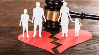 مصر تسجل إرتفاعا قياسيا في حالات الطلاق في خلال عقدين. مصر تسجل إرتفاعا قياسيا في حالات الطلاق في خلال عقدين. كشفت بيانات رسمية للجهاز المركزي للتعبئة العامة والإحصاء في مصر عن ارتفاع مقلق لإحصاءات الزواج والطلاق في البلاد والتي تعكس واقعا اجتماعيا مقلقا في مصر. وأظهرت الاحصائيات الرسمية ارتفاع عدد حالات الطلاق إلى 273,892 حالة خلال عام 2024، بنسبة زيادة قدرها 3.1% مقارنة بعام 2023 الذي سجل 265,606 حالة فقط. في المقابل انخفض عدد عقود الزواج إلى 936,739 عقدا بنسبة 2.5% عن 961,220 عقدا في العام السابق، مما يعكس تحولا جذرياً في ديناميكية الأسر المصرية وسط ضغوط اقتصادية واجتماعية متفاقمة.. وأظهرت النشرة السنوية لإحصاءات الزواج والطلاق الصادرة اليوم عن الجهاز المركزي للتعبئة العامة والإحصاء تفاصيل صادمة حول أحكام الطلاق النهائية، حيث بلغت 14,195 حكما نهائيا في 2024، بزيادة 32.9% عن 10,683 أحكام في 2023. وأوضحت البيانات أن هذه الحالات منها 11,906 حالات طلاق بسبب "الخلع" الذي يمثل السبب الرئيسي بنسبة 81.3%، تلاه 1,500 حالة لأسباب أخرى، و690 حالة بسبب الإيذاء، و35 حالة بسبب الخيانة الزوجية، بالإضافة إلى 37 حالة غيبة الزوج، و11 حالة أمراض، و11 حالة حبس الزوج، و5 حالات تغيير الديانة. وأشارت البيانات إلى أنه من حيث التوزيع الجغرافي فقد سجل الريف 541,524 عقد زواج (57.8% من الإجمالي)، وبانخفاض 5.4% عن 2023، بينما ارتفع الزواج في الحضر إلى 395,215 عقداً (42.2%) بنسبة 1.7%. وعن الطلاق، بلغ معدل الطلاق العام 2.6 في الألف، مع أعلى معدلات في بورسعيد (5.1 في الألف) والإسكندرية (4.5 في الألف)، مقابل أدنى معدلات في المنيا (1.2 في الألف) وأسيوط (1.3 في الألف). كما سجلت الفئة العمرية 25-30 سنة أعلى نسبة طلاق لدى النساء (17.6%)، بينما كانت 35-40 سنة الأعلى لدى الرجال (18.2%)، مع متوسط عمر المطلقة 34.6 سنة والمطلق 40.8 سنة. وتشهد مصر منذ عقدين تحولا في هيكل الأسرة، حيث ارتفع معدل الطلاق من 0.7 في الألف عام 2000 إلى 2.6 في الألف اليوم، وفقا لبيانات الجهاز المركزي للإحصاء. مصر تسجل إرتفاعا قياسيا في حالات الطلاق في خلال عقدين.