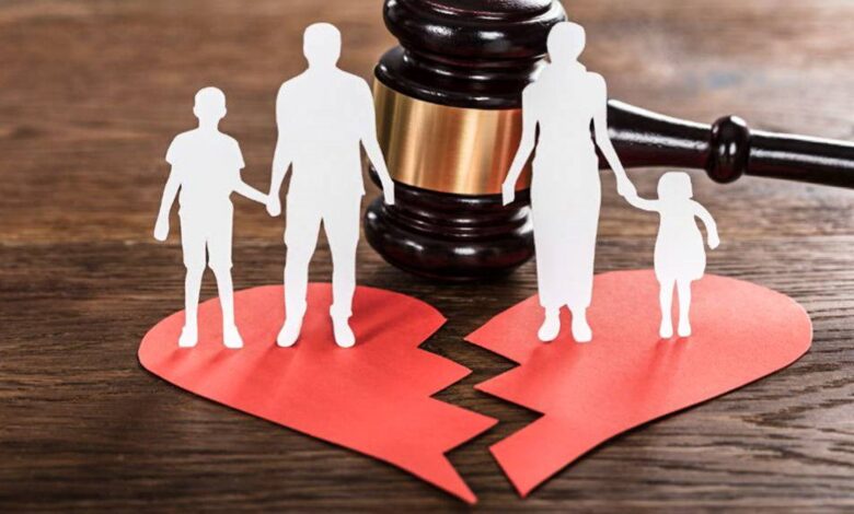 مصر تسجل إرتفاعا قياسيا في حالات الطلاق في خلال عقدين. مصر تسجل إرتفاعا قياسيا في حالات الطلاق في خلال عقدين. كشفت بيانات رسمية للجهاز المركزي للتعبئة العامة والإحصاء في مصر عن ارتفاع مقلق لإحصاءات الزواج والطلاق في البلاد والتي تعكس واقعا اجتماعيا مقلقا في مصر. وأظهرت الاحصائيات الرسمية ارتفاع عدد حالات الطلاق إلى 273,892 حالة خلال عام 2024، بنسبة زيادة قدرها 3.1% مقارنة بعام 2023 الذي سجل 265,606 حالة فقط. في المقابل انخفض عدد عقود الزواج إلى 936,739 عقدا بنسبة 2.5% عن 961,220 عقدا في العام السابق، مما يعكس تحولا جذرياً في ديناميكية الأسر المصرية وسط ضغوط اقتصادية واجتماعية متفاقمة.. وأظهرت النشرة السنوية لإحصاءات الزواج والطلاق الصادرة اليوم عن الجهاز المركزي للتعبئة العامة والإحصاء تفاصيل صادمة حول أحكام الطلاق النهائية، حيث بلغت 14,195 حكما نهائيا في 2024، بزيادة 32.9% عن 10,683 أحكام في 2023. وأوضحت البيانات أن هذه الحالات منها 11,906 حالات طلاق بسبب "الخلع" الذي يمثل السبب الرئيسي بنسبة 81.3%، تلاه 1,500 حالة لأسباب أخرى، و690 حالة بسبب الإيذاء، و35 حالة بسبب الخيانة الزوجية، بالإضافة إلى 37 حالة غيبة الزوج، و11 حالة أمراض، و11 حالة حبس الزوج، و5 حالات تغيير الديانة. وأشارت البيانات إلى أنه من حيث التوزيع الجغرافي فقد سجل الريف 541,524 عقد زواج (57.8% من الإجمالي)، وبانخفاض 5.4% عن 2023، بينما ارتفع الزواج في الحضر إلى 395,215 عقداً (42.2%) بنسبة 1.7%. وعن الطلاق، بلغ معدل الطلاق العام 2.6 في الألف، مع أعلى معدلات في بورسعيد (5.1 في الألف) والإسكندرية (4.5 في الألف)، مقابل أدنى معدلات في المنيا (1.2 في الألف) وأسيوط (1.3 في الألف). كما سجلت الفئة العمرية 25-30 سنة أعلى نسبة طلاق لدى النساء (17.6%)، بينما كانت 35-40 سنة الأعلى لدى الرجال (18.2%)، مع متوسط عمر المطلقة 34.6 سنة والمطلق 40.8 سنة. وتشهد مصر منذ عقدين تحولا في هيكل الأسرة، حيث ارتفع معدل الطلاق من 0.7 في الألف عام 2000 إلى 2.6 في الألف اليوم، وفقا لبيانات الجهاز المركزي للإحصاء. مصر تسجل إرتفاعا قياسيا في حالات الطلاق في خلال عقدين.