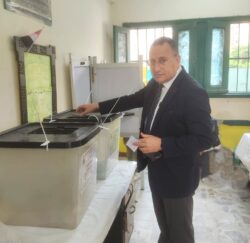 رئيس جامعة الإسكندرية يُدلي بصوته في انتخابات مجلس النواب 2025
