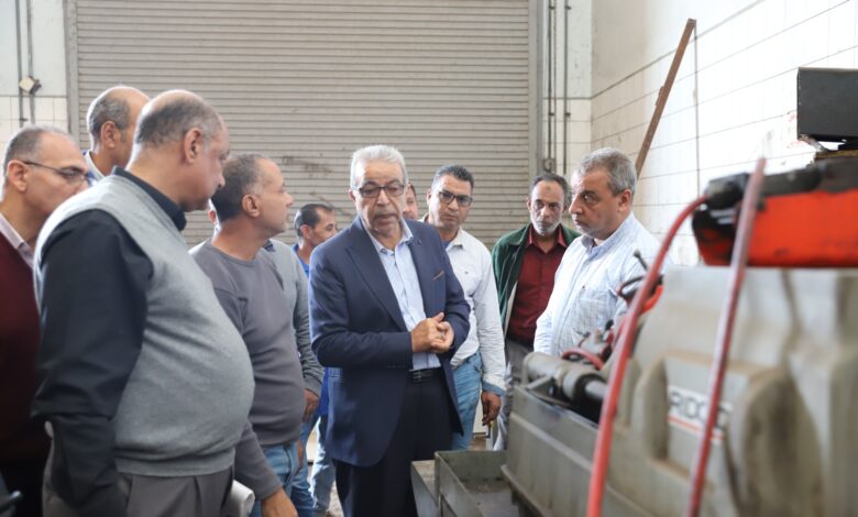 رئيس شركة الصرف الصحي بالإسكندرية يتفقد الإدارة العامة للتصنيع ويشيد بجهودها