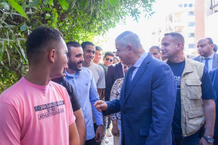 محافظ الإسكندرية يتفقد اللجان الانتخابية بمدرسة أرض رولان ومدرسة الشيخ زايد  