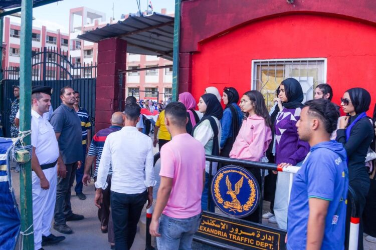 محافظ الإسكندرية يتفقد اللجان الانتخابية بمدرسة أرض رولان ومدرسة الشيخ زايد  