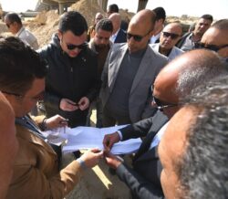 وزير الإسكان يغير مسار جولته لتلبية طلب أحد الحاجزين ويتفقد مشروع سكن مصر 