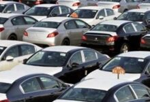 جمارك الإسكندرية تبيع بضائع و 4 سيارات مهملة بـ 19.5 مليون جنيه تنفيذاً للتكليف الرئاسي بتطهير الموانئ من الرواكد. جمارك الإسكندرية تبيع بضائع و 4 سيارات مهملة بـ 19.5 مليون جنيه تنفيذاً للتكليف الرئاسي بتطهير الموانئ من الرواكد. تنفيذ تكليف رئاسي للتخلص من البضائع الراكدة. نظمت الإدارة العامة للمهمل والبيوع الجمركية بجمارك الإسكندرية جلسة بيع بالمزاد العلني، بالتعاون مع الهيئة العامة للخدمات الحكومية. تأتي هذه الإجراءات في إطار تنفيذ التكليف الرئاسي بالتخلص الفوري من البضائع الراكدة والمهملة المتراكمة في كافة الموانئ، وتحويل الموانئ إلى بوابات للعبور بدلاً من أن تكون أماكن للتخزين. نتائج المزاد: تحقيق 19.49 مليون جنيه وأسفرت جلسة المزاد، التي أقيمت اليوم الخميس، عن تحقيق عائدات مالية كبيرة من بيع 16 "لوط" من البضائع والسيارات: وإجمالي الإيرادات: بلغت العائدات الإجمالية 19 مليوناً و 490 ألفاً و 700 جنيه. بالنسبة لبيع السيارات: تم البيع النهائي لعدد 4 "لوطات" سيارات بمبلغ إجمالي قدره مليون و 84 ألف جنيه. بيع البضائع: تم البيع النهائي لعدد 12 "لوط" بضائع متنوعة بمبلغ 18 مليوناً و 406 آلاف و 700 جنيه. وبالنسبه لعدد اللوطات: بلغ إجمالي عدد اللوطات المباعة في الجلسة 16 لوطاً. يُظهر هذا المزاد جهوداً حكومية مستمرة وفاعلة لتطهير الموانئ من البضائع المهملة، وهو ما له تأثير مزدوج: الأول هو تحصيل إيرادات مالية ضخمة (حوالي 19.5 مليون جنيه) تضاف إلى الموازنة العامة، والثاني هو تحرير مساحات تخزين حيوية داخل الموانئ. تنفيذ التكليف الرئاسي بتحويل الموانئ إلى "بوابات للعبور فقط" يؤكد على ضرورة تسريع الإجراءات الجمركية لتعزيز حركة التجارة. جمارك الإسكندرية تبيع بضائع و 4 سيارات مهملة بـ 19.5 مليون جنيه تنفيذاً للتكليف الرئاسي بتطهير الموانئ من الرواكد.