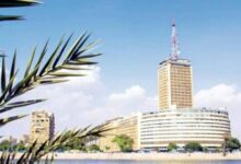 الهيئة الوطنية للإعلام تدعم مبادرة الشركة المتحدة لمنع ظهور"البلوجرز" و"التيك توكرز" الهيئة الوطنية للإعلام تدعم مبادرة الشركة المتحدة لمنع ظهور"البلوجرز" و"التيك توكرز" أعلنت الهيئة الوطنية للإعلام تأييدها ودعمها الكامل للقرار الذي أصدرته الشركة المتحدة للخدمات الإعلامية، بعدم متابعة أو تغطية أي نشاط أو فاعلية أو مناسبة اجتماعية تخص من يطلق عليهم مشاهير "السوشيال ميديا" والتيك توكرز، انطلاقا من الثوابت الوطنية التي تعلي قيمة الإبداع الحقيقي والفن الرصين والخطاب الاجتماعي والثقافي المبني على أسس من الجدية والاحترام والتقدير لمنظومة القيم الأصيلة. وذكر الهيئة - فى بيان اليوم /الأربعاء/- أن ذلك يأتي اتساقا مع مواقف الهيئة الوطنية للإعلام الراسخة لدعم المنتج الفني والثقافي والإعلامي الجاد والهادف والمؤثر إيجابا في وجدان المصريين، ورفضها محاولات البعض التطفل على المشهد الإعلامي بأساليب تتسم بالإسفاف والابتذال، بما يضر منظومة القيم، ويصدر لفئات من المجتمع صورة سلبية حول رسالة الإعلام ووسائل السوشيال ميديا بوصفها مجالا مفتوحا لوهم الشهرة الزائفة. الهيئة الوطنية للإعلام تدعم مبادرة الشركة المتحدة لمنع ظهور"البلوجرز" و"التيك توكرز"