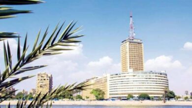 الهيئة الوطنية للإعلام تدعم مبادرة الشركة المتحدة لمنع ظهور"البلوجرز" و"التيك توكرز" الهيئة الوطنية للإعلام تدعم مبادرة الشركة المتحدة لمنع ظهور"البلوجرز" و"التيك توكرز" أعلنت الهيئة الوطنية للإعلام تأييدها ودعمها الكامل للقرار الذي أصدرته الشركة المتحدة للخدمات الإعلامية، بعدم متابعة أو تغطية أي نشاط أو فاعلية أو مناسبة اجتماعية تخص من يطلق عليهم مشاهير "السوشيال ميديا" والتيك توكرز، انطلاقا من الثوابت الوطنية التي تعلي قيمة الإبداع الحقيقي والفن الرصين والخطاب الاجتماعي والثقافي المبني على أسس من الجدية والاحترام والتقدير لمنظومة القيم الأصيلة. وذكر الهيئة - فى بيان اليوم /الأربعاء/- أن ذلك يأتي اتساقا مع مواقف الهيئة الوطنية للإعلام الراسخة لدعم المنتج الفني والثقافي والإعلامي الجاد والهادف والمؤثر إيجابا في وجدان المصريين، ورفضها محاولات البعض التطفل على المشهد الإعلامي بأساليب تتسم بالإسفاف والابتذال، بما يضر منظومة القيم، ويصدر لفئات من المجتمع صورة سلبية حول رسالة الإعلام ووسائل السوشيال ميديا بوصفها مجالا مفتوحا لوهم الشهرة الزائفة. الهيئة الوطنية للإعلام تدعم مبادرة الشركة المتحدة لمنع ظهور"البلوجرز" و"التيك توكرز"