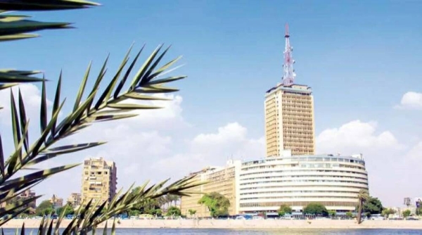 الهيئة الوطنية للإعلام تدعم مبادرة الشركة المتحدة لمنع ظهور"البلوجرز" و"التيك توكرز" الهيئة الوطنية للإعلام تدعم مبادرة الشركة المتحدة لمنع ظهور"البلوجرز" و"التيك توكرز" أعلنت الهيئة الوطنية للإعلام تأييدها ودعمها الكامل للقرار الذي أصدرته الشركة المتحدة للخدمات الإعلامية، بعدم متابعة أو تغطية أي نشاط أو فاعلية أو مناسبة اجتماعية تخص من يطلق عليهم مشاهير "السوشيال ميديا" والتيك توكرز، انطلاقا من الثوابت الوطنية التي تعلي قيمة الإبداع الحقيقي والفن الرصين والخطاب الاجتماعي والثقافي المبني على أسس من الجدية والاحترام والتقدير لمنظومة القيم الأصيلة. وذكر الهيئة - فى بيان اليوم /الأربعاء/- أن ذلك يأتي اتساقا مع مواقف الهيئة الوطنية للإعلام الراسخة لدعم المنتج الفني والثقافي والإعلامي الجاد والهادف والمؤثر إيجابا في وجدان المصريين، ورفضها محاولات البعض التطفل على المشهد الإعلامي بأساليب تتسم بالإسفاف والابتذال، بما يضر منظومة القيم، ويصدر لفئات من المجتمع صورة سلبية حول رسالة الإعلام ووسائل السوشيال ميديا بوصفها مجالا مفتوحا لوهم الشهرة الزائفة. الهيئة الوطنية للإعلام تدعم مبادرة الشركة المتحدة لمنع ظهور"البلوجرز" و"التيك توكرز"