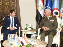 وزير الدفاع ورئيس الأركان يلتقيان عدداً من قادة الوفود العسكرية على هامش «EDEX 2025»