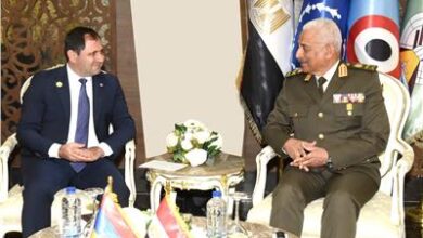 وزير الدفاع ورئيس الأركان يلتقيان عدداً من قادة الوفود العسكرية على هامش «EDEX 2025»