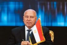 وزير الصناعة يصل إلى مسقط على رأس وفد رجال أعمال للمشاركة في منتدى الأعمال المصري العماني