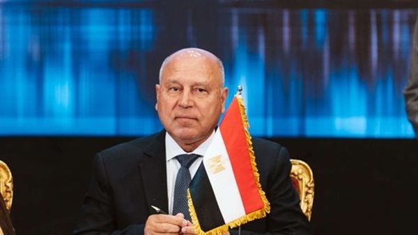 وزير الصناعة يصل إلى مسقط على رأس وفد رجال أعمال للمشاركة في منتدى الأعمال المصري العماني