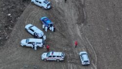 تركيا تنقل الصندوق الأسود للطائرة الليبية المنكوبة لدولة محايدة للتحقيق
أعلن عبد القادر أورال أوغلو وزير النقل التركي أن الصندوق الأسود للطائرة الليبية التي تحطمت في أنقرة هايمانا سيتم نقله إلى دولة محايدة لإجراء الفحوصات الفنية الدقيقة على أيدي لجان متخصصة لضمان الدقة والنزاهة في تحليل البيانات وتحديد أسباب الحادث بعد الانتهاء من الفحوصات الأولية للصندوق وجهاز تسجيل بيانات الرحلة
وأكد الوزير أن نتائج التحقيق ستُعلن فور انتهاء اللجان من عملها موضحًا أن هناك التزام كامل بالشفافية لوضع الرأي العام في صورة الحقائق كاملة في سياق متصل أجرى الرئيس التركي رجب طيب أردوغان اتصالًا هاتفيًا مع رئيس الوزراء الليبي عبد الحميد الدبيبة قدم خلاله التعازي في وفاة أفراد الوفد العسكري الليبي الذين لقوا حتفهم في الحادث بينهم الفريق أول ركن محمد الحداد رئيس أركان الجيش الليبي الذي كان في الطائرة مع عدد من مرافقيه أثناء توجههم من طرابلس إلى تركيا
وأعلنت حكومة الوحدة الوطنية الليبية حدادًا رسميًا لمدة 3 أيام في عموم البلاد مع تنكيس الأعلام في كافة المؤسسات الحكومية تقديرًا لدور الفريق الحداد العسكري ومسيرته الطويلة في المؤسسة العسكرية بينما تواصل السلطات التركية والليبية التعاون لتسريع التحقيق والكشف عن ملابسات الكارثة